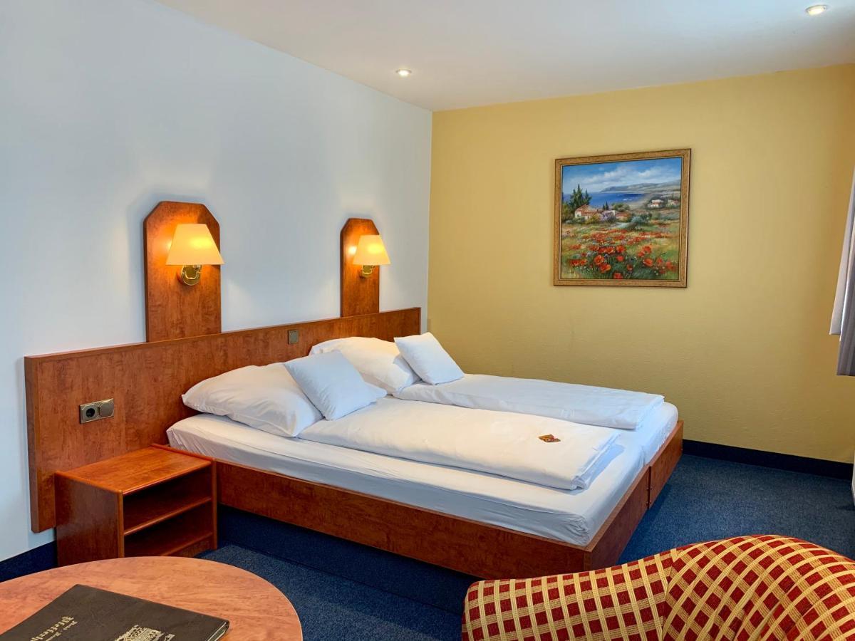 Pfefferhoehe Hotel & Restaurant Alsfeld Exteriör bild